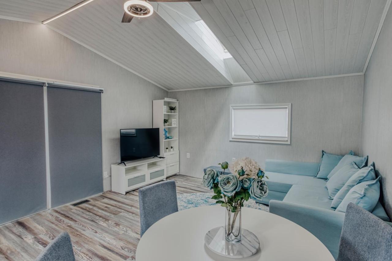 Modern & Cozy Stand-Alone Apartment - Perfect Stay Painted Post Esterno foto
